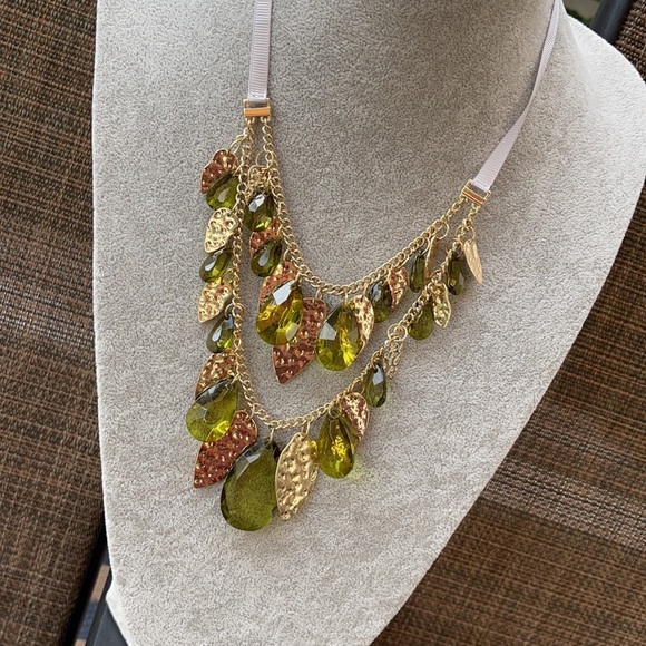 New✨ - Layered Green & Gold Statement Necklace - Picture 9 of 15